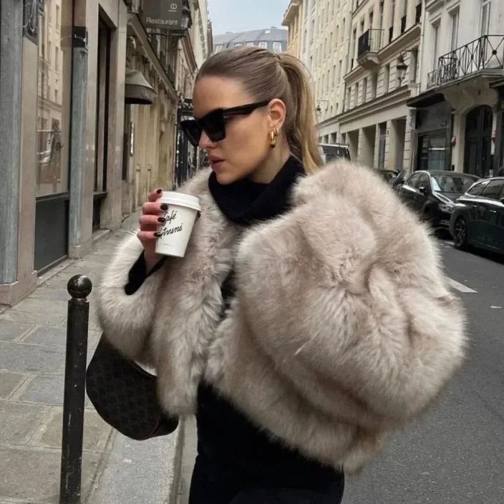 Street Fashion Week - Veste fausse fourrure femmes rue mode